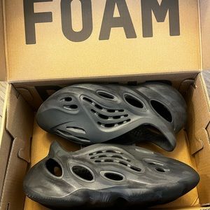 Foam Yeezys size 6